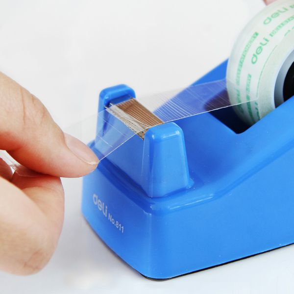 cắt băng keo để bàn